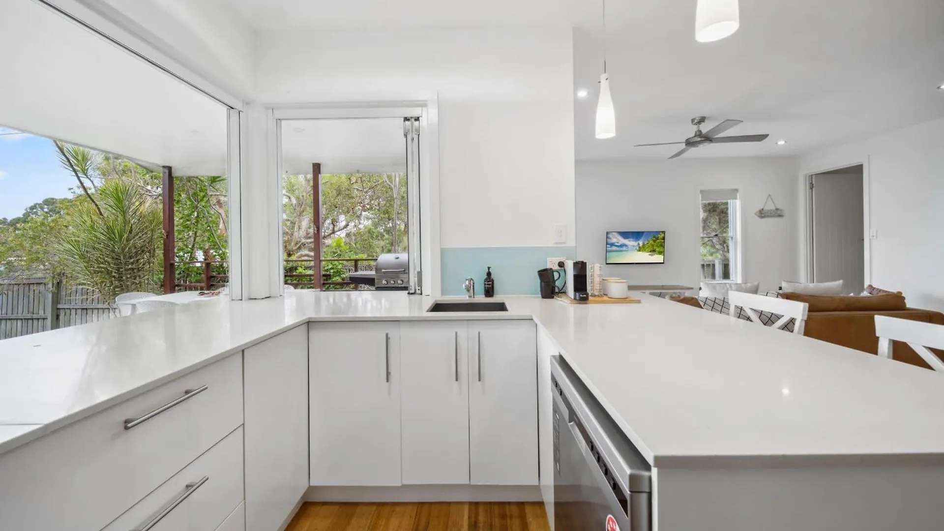 Tooway Beach House Walk To Beach & Pet-Friendly 칼론드라
