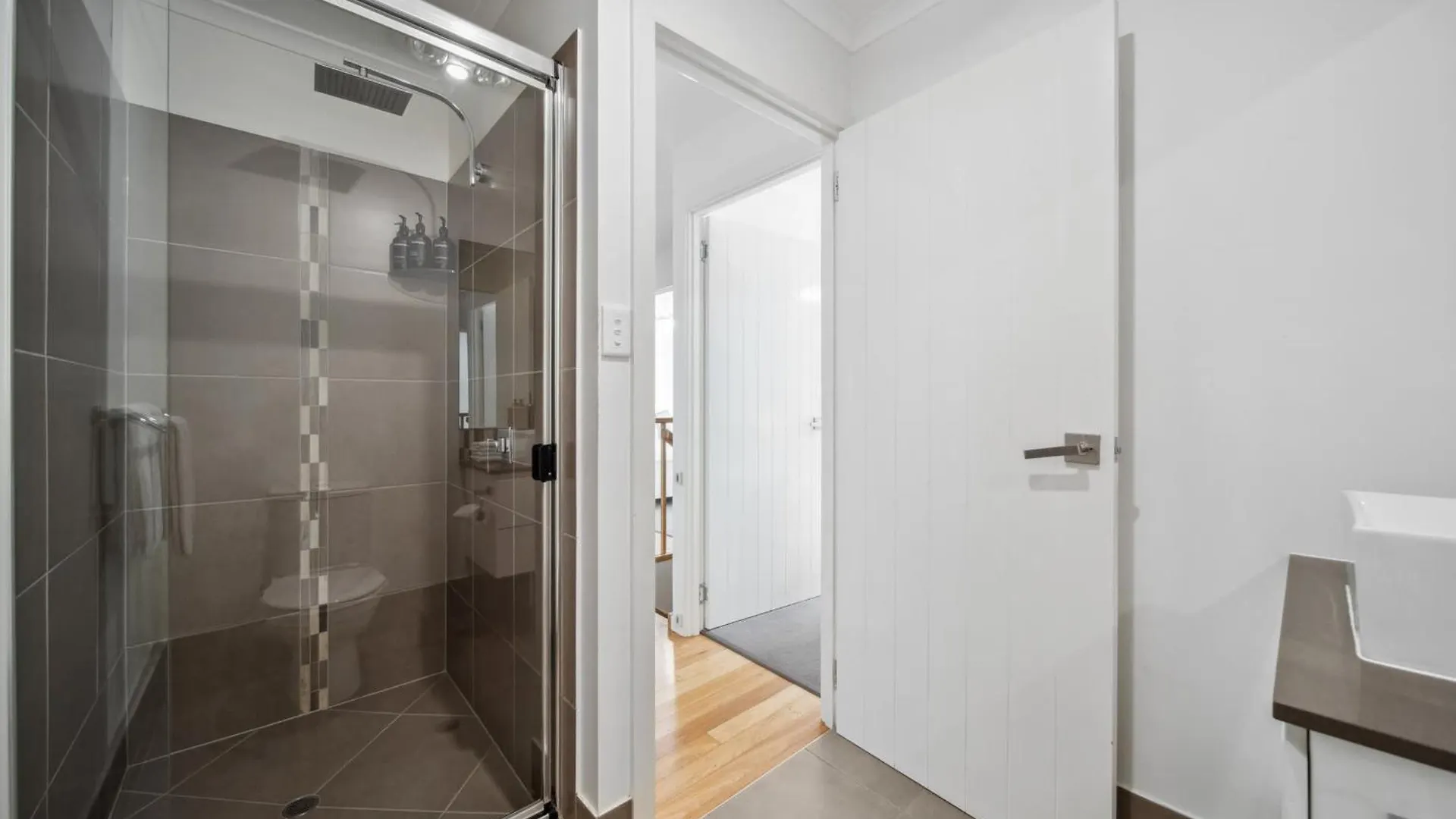 Tooway Beach House Walk To Beach & Pet-Friendly 칼론드라 0*,
