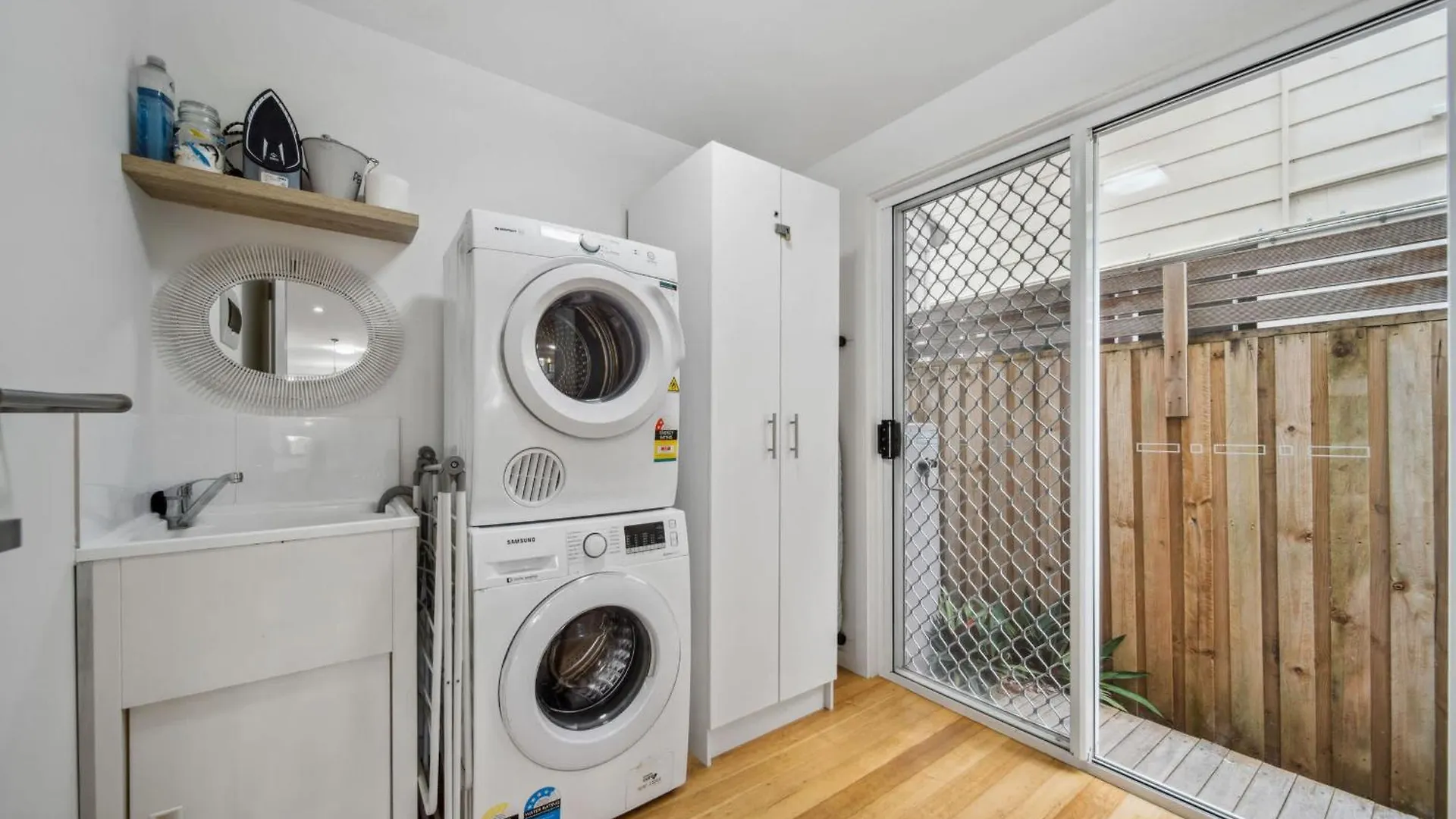 Tooway Beach House Walk To Beach & Pet-Friendly 칼론드라 0*,